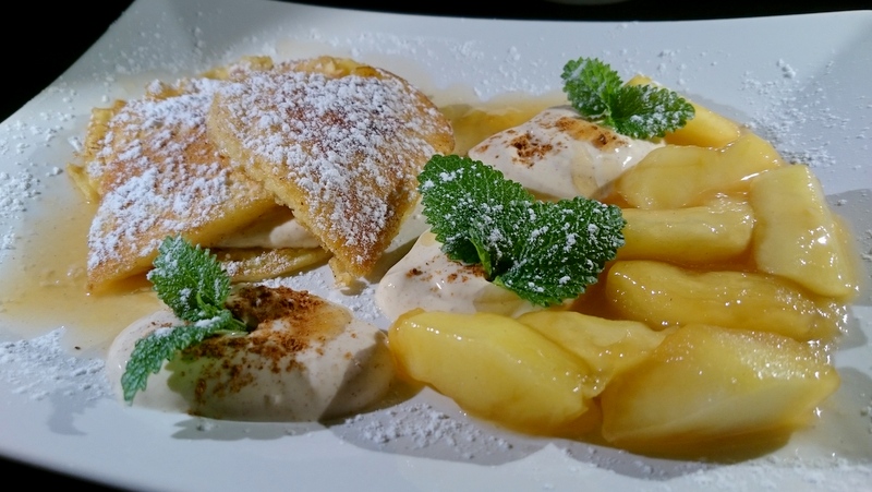 Pancakes mit Zimtcreme und flambierten Rumäpfeln - Einfach Nachschlagen!