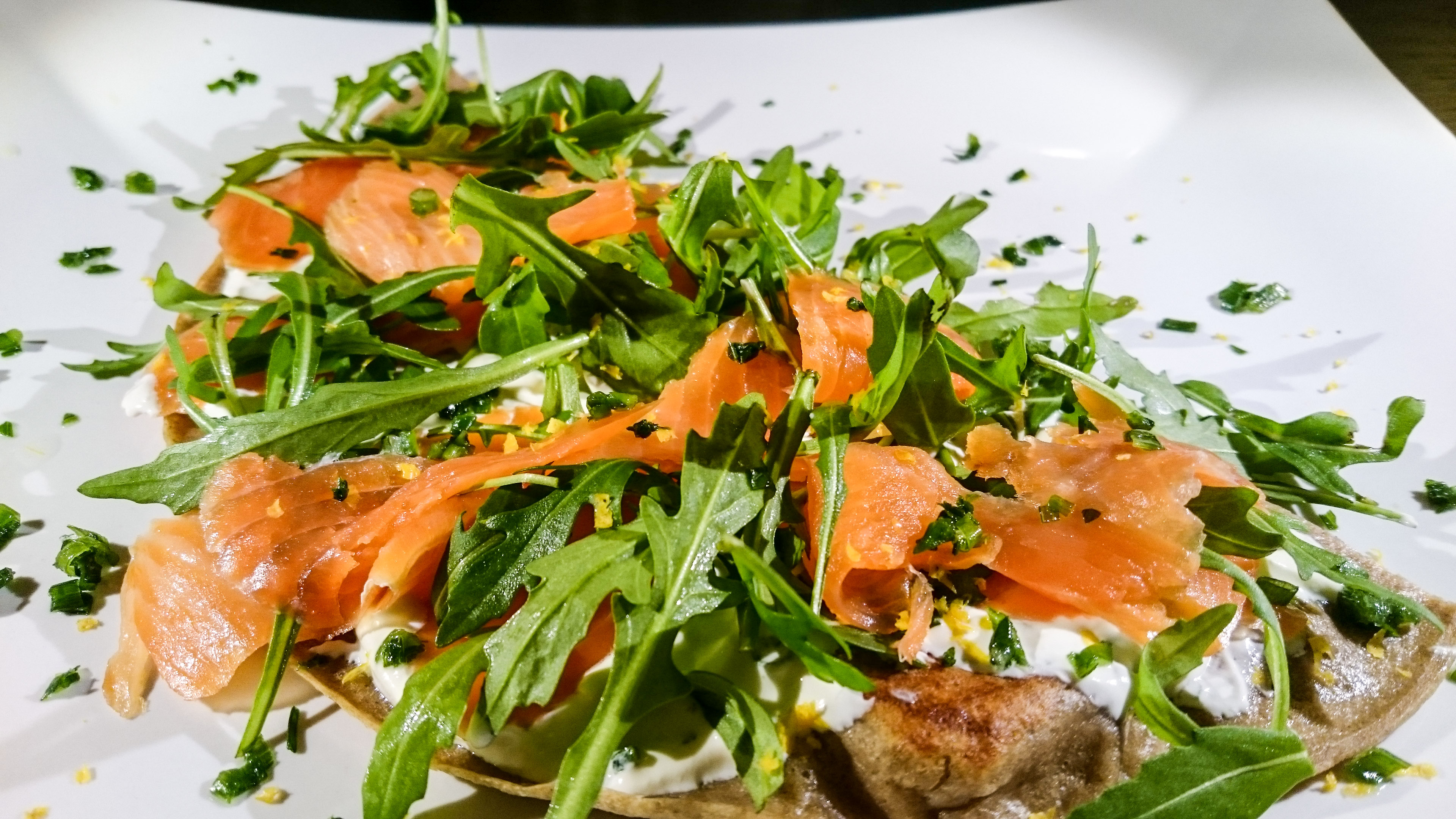 Buchweizenpfannkuchen mit Rucola &amp; Räucherlachs