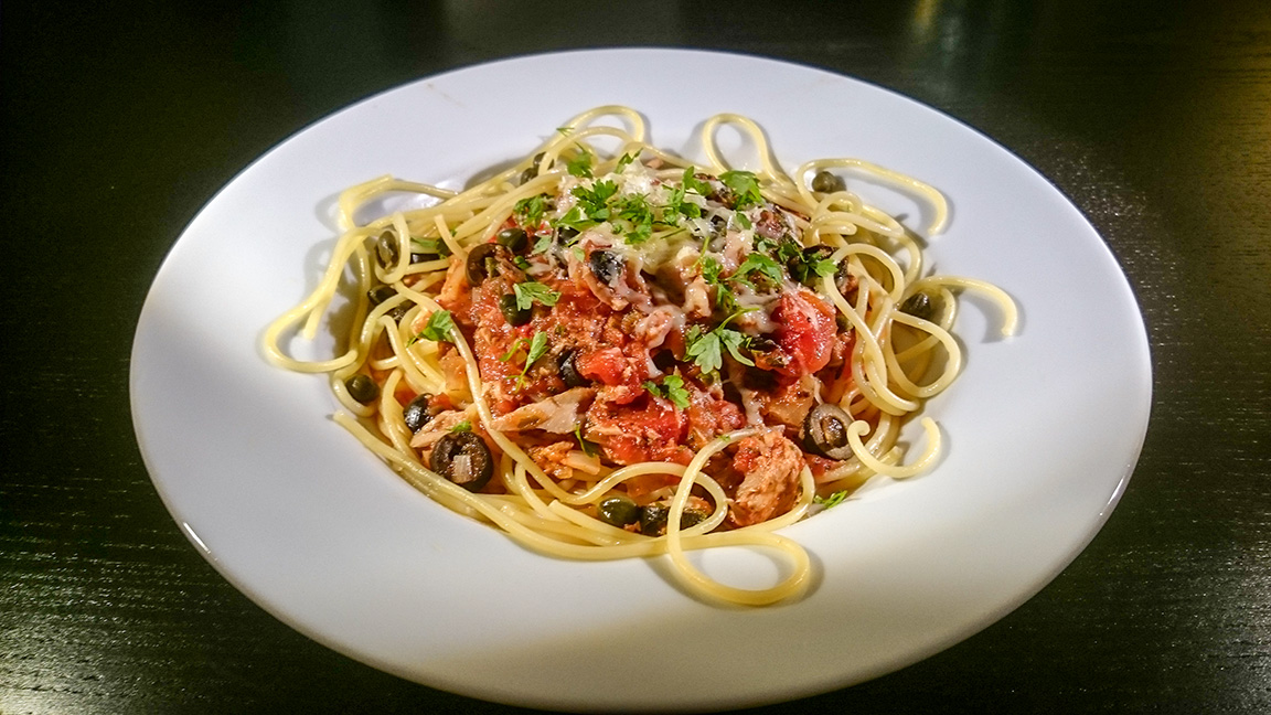 Scharfe Spaghetti Tonno mit Oliven und Kapern - Einfach Nachschlagen!