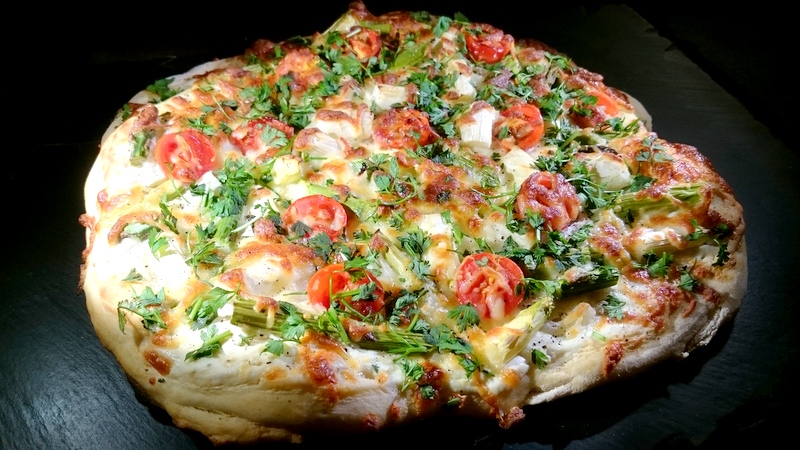 Spargelpizza mit Kerbel, Ricotta und Kirschtomaten - Einfach Nachschlagen!