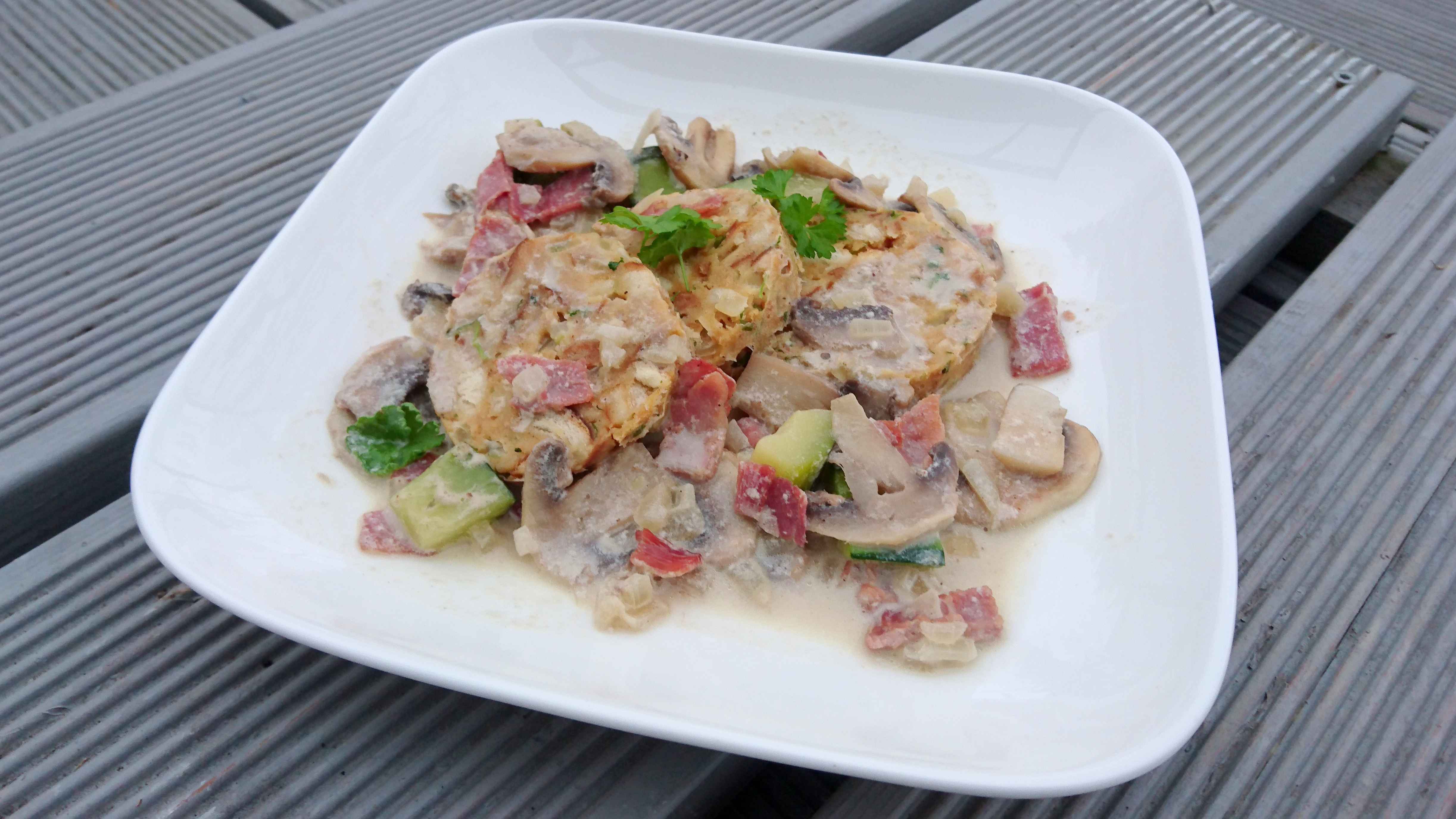 Brezenknödel mit Zucchini-Champignon-Ragout - Einfach Nachschlagen!