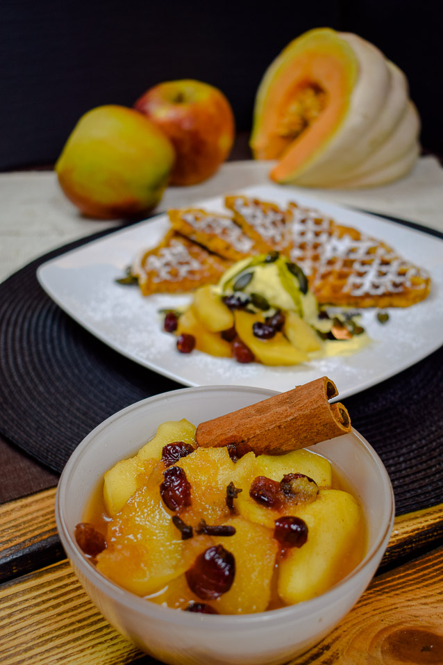Kürbis-Waffeln mit Apfelkompott - Die Deluxe Variante mit Vanilleeis, gerösteten Kürbiskernen und Kürbiskernöl