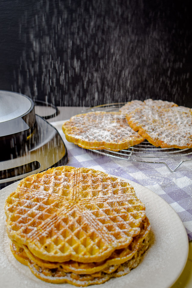 Kürbis-Waffeln mit Apfelkompott - Puderzucker darf nicht fehlen