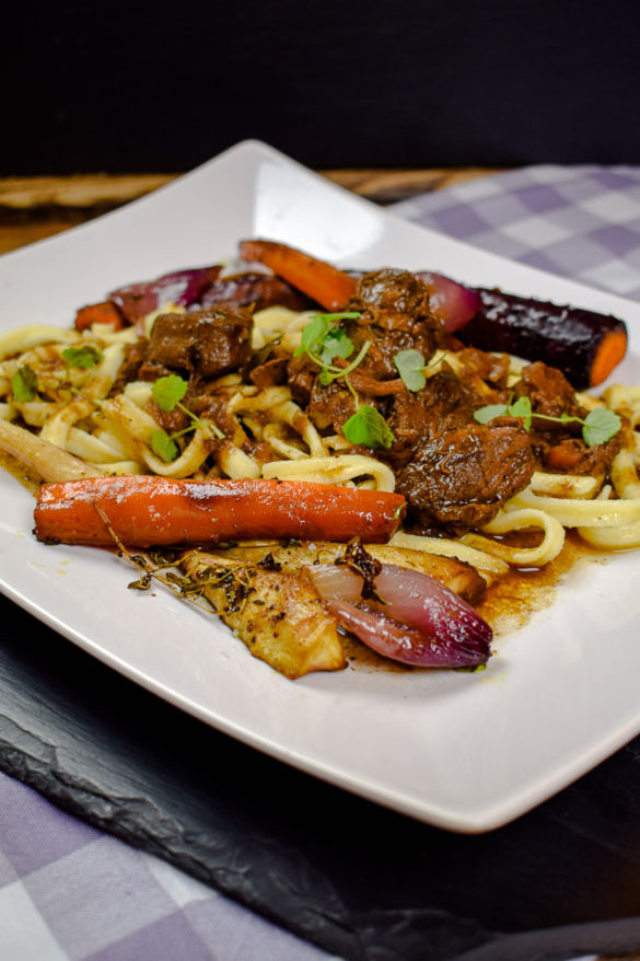 Hirschgulasch in Schwarzbiersauce mit Wurzelgemüse aus dem Ofen ...