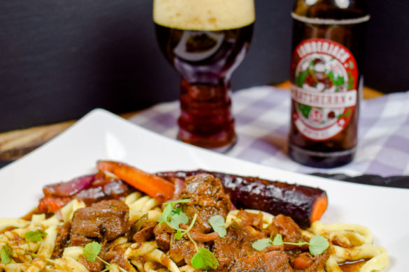 Hirschgulasch in Schwarzbiersauce mit Wurzelgemüse aus dem Ofen ...