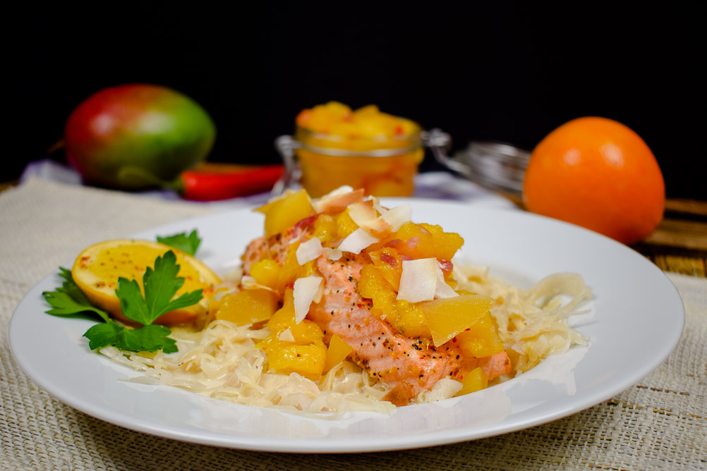 Lachs mit Mango Chutney auf süßem Sauerkraut - Einfach Nachschlagen!