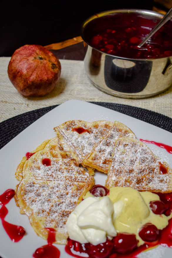 Sauerrahm-Waffeln mit heißen Kirschen - Einfach Nachschlagen!