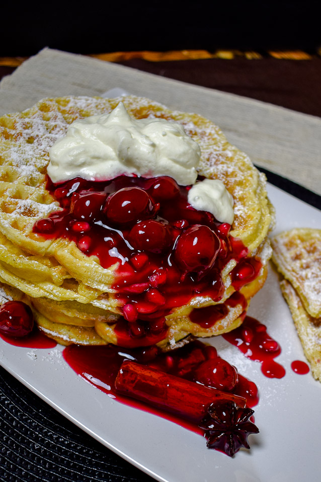 Sauerrahm-Waffeln mit heißen Kirschen - Einfach Nachschlagen!