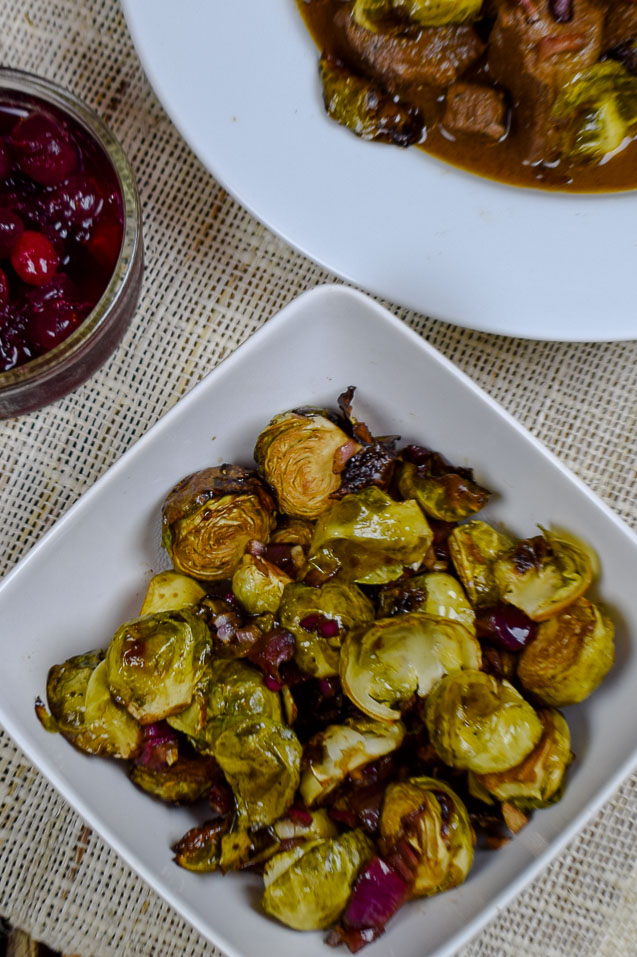 Ofen-Rosenkohl mit gerösteten Haselnüssen und Parmesankäse