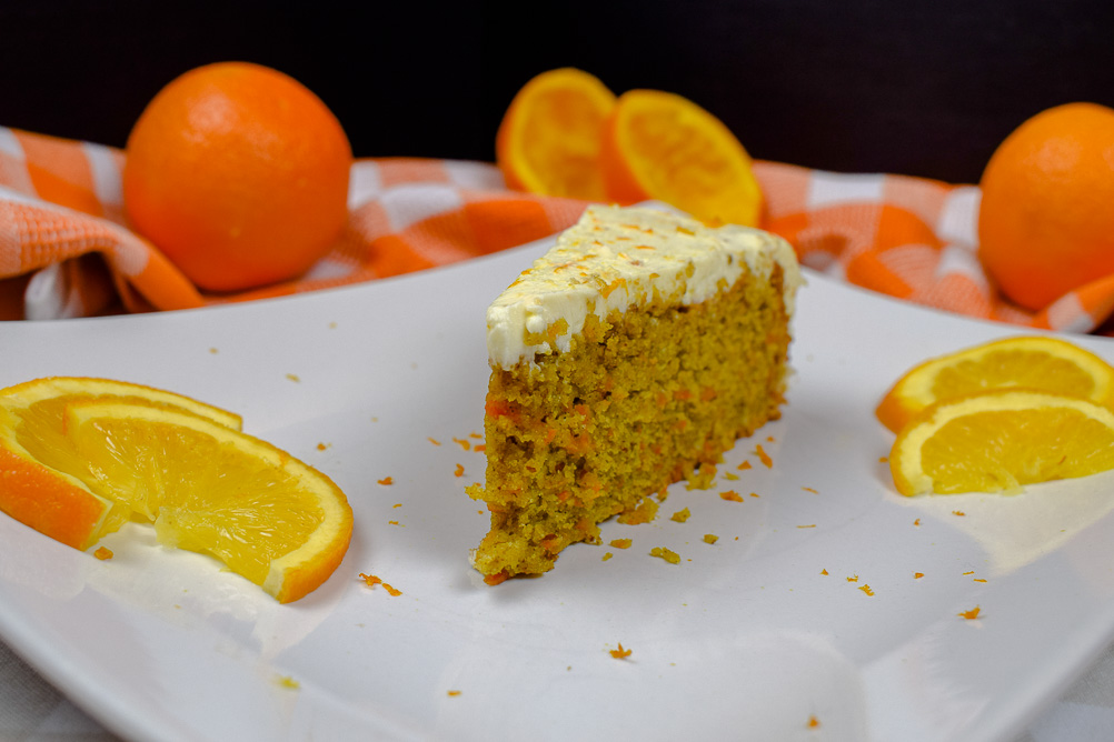 Saftiger Möhrenkuchen mit Zitrus-Frosting - Einfach Nachschlagen!