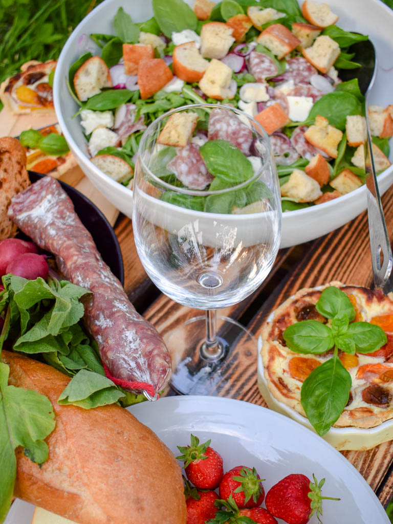 Bunter Baguette-Salat mit Salami-Streifen