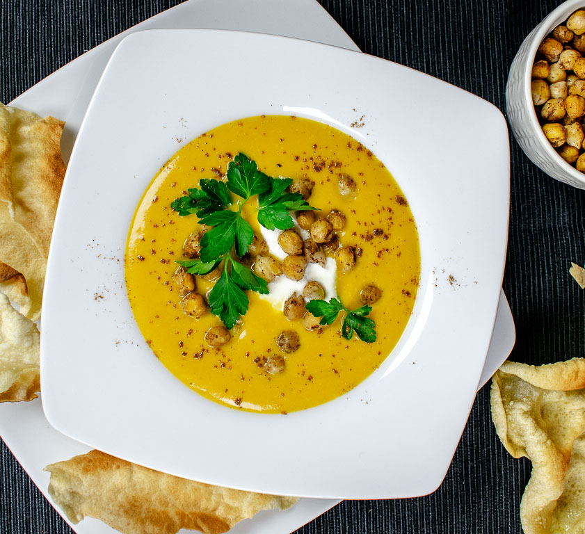 Butternut Kürbissuppe mit gerösteten Kichererbsen - Einfach Nachschlagen!