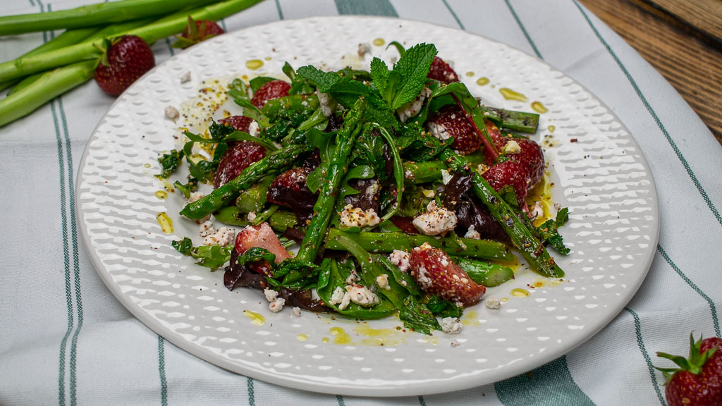 Lauwarmer Spargel-Erdbeer-Salat - Einfach Nachschlagen!