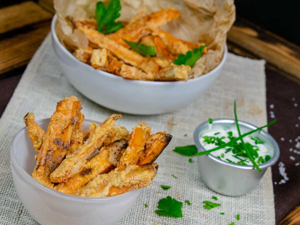 Serviervorschlag: Knusprige Süßkartoffelpommes aus dem Ofen mit selbstgemachter Sour Cream