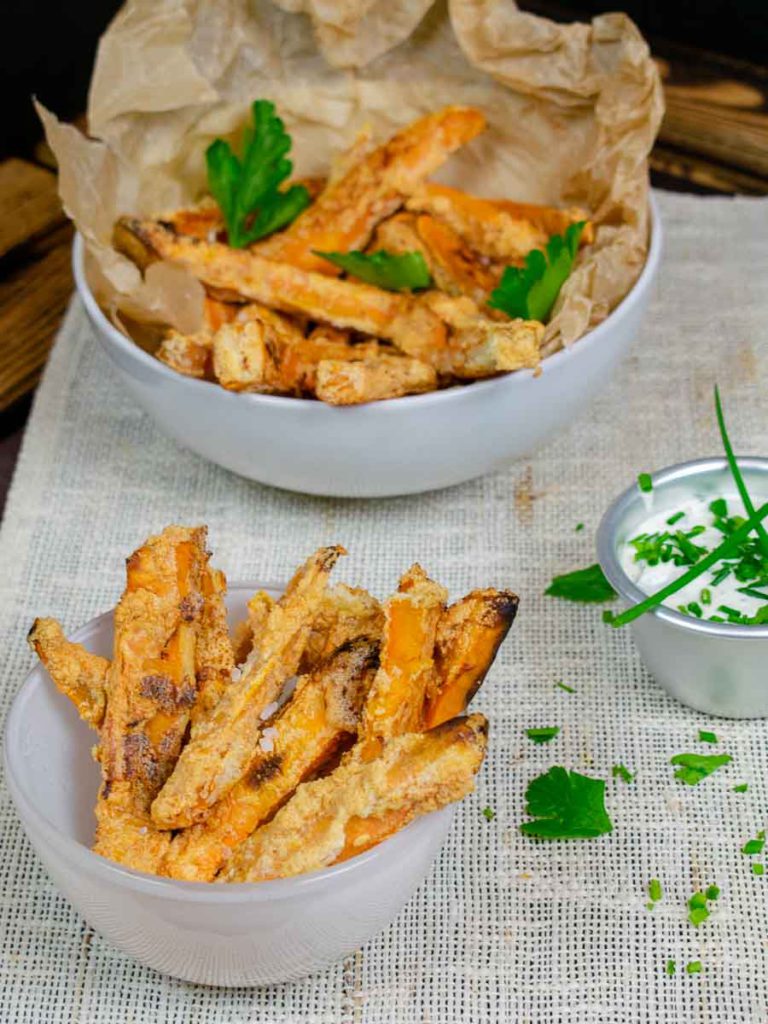 Serviervorschlag: Knusprige Süßkartoffelpommes aus dem Ofen mit selbstgemachter Sour Cream