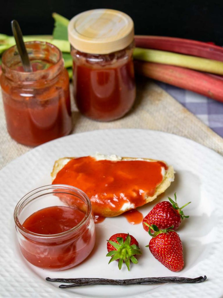 Serviervorschlag: Rhabarber-Erdbeer-Marmelade auf Quarkstuten mit Frischkäse