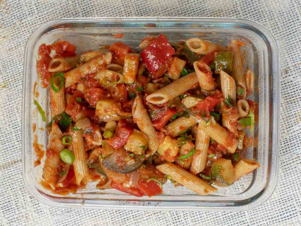 Ratatouille mit Paprika und Zucchini abgefüllt in Tupperdose zum Mitnehmen