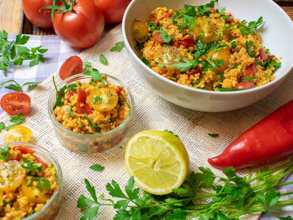 Veganer Bulgursalat mit frischer Petersilie, Tomaten und Paprika - Serviervorschlag