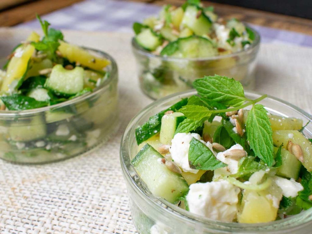 mediterraner Kartoffelsalat mit Feta Käse und Minze, Serviervorschlag in Schälchen