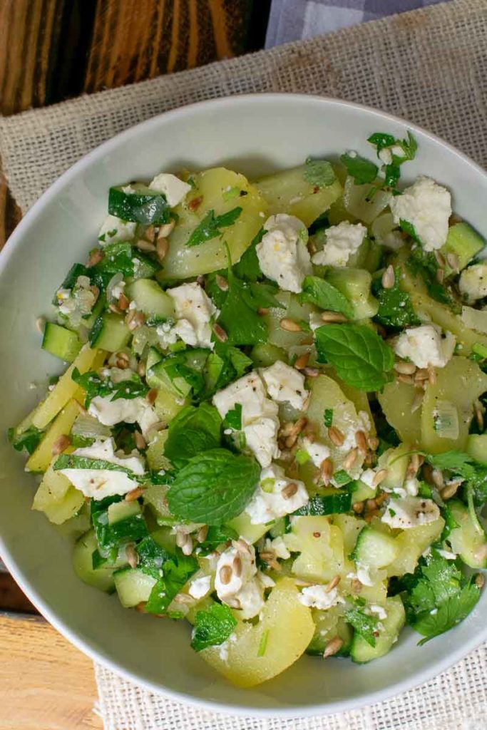 mediterraner Kartoffelsalat mit Feta Käse und Minze in Salatschüssel