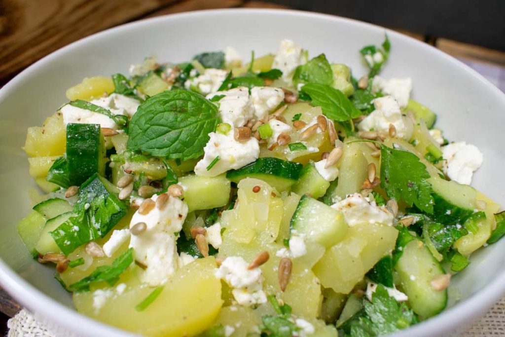 mediterraner Kartoffelsalat mit Feta Käse und Minze fertig angerichtet