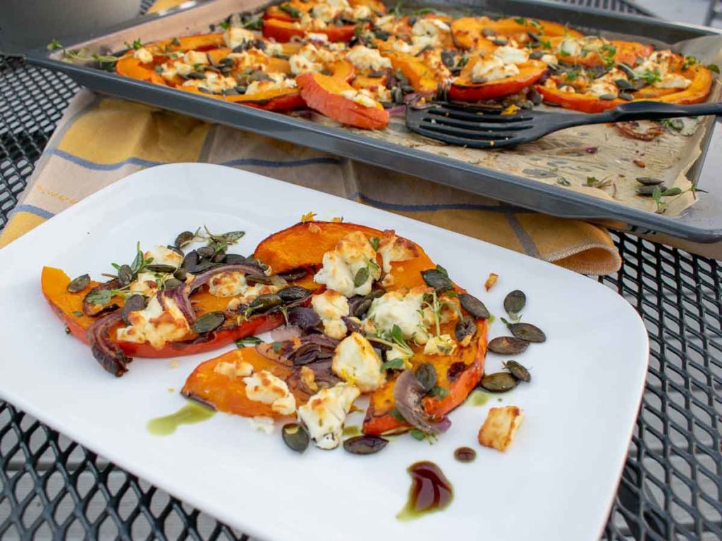 Ofenkürbis mit Feta und Thymian vom Blech, serviert mit gerösteten Kürbiskernen